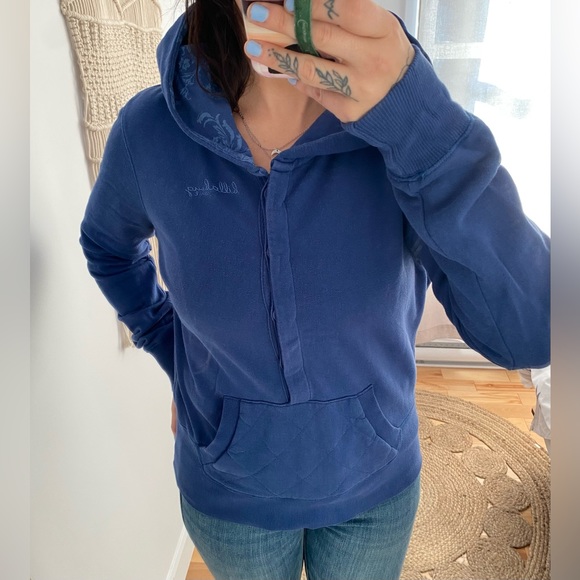 Navy blue Billabong sweater with buttons in front and stitched front pocket - Picture 6 of 7